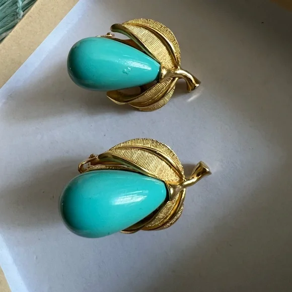 Vintage Pend Clip on Earrings / Pear Shape -Turquoise and Gold Tone! - Picture 13 of 16